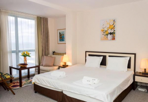 Sunny Studio in Hotel Berlin, Steps from the Beach!